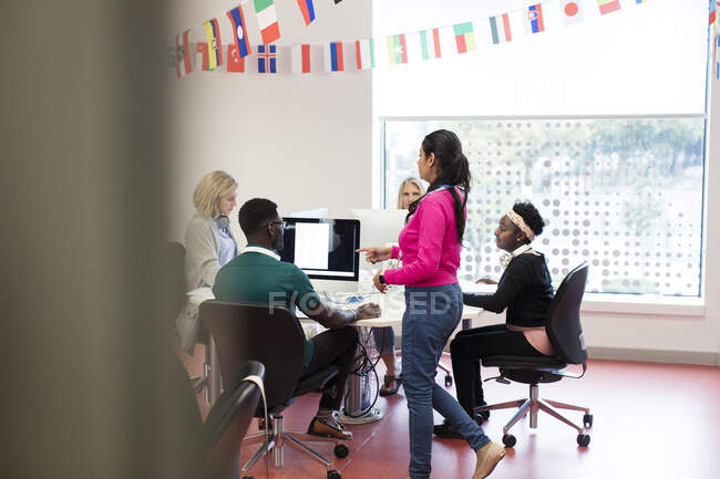 Community college instructor and students at computers in computer lab classroom — Stock Photo