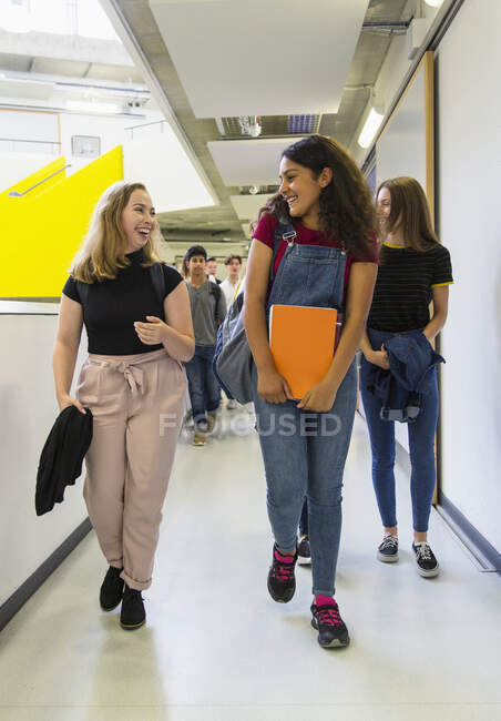 Молодші школярі вищої школи ходять і розмовляють в коридорі — стокове фото