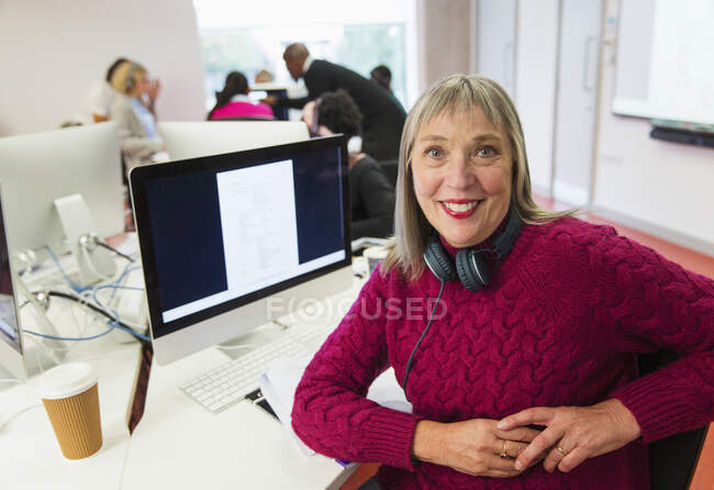 Ritratto sicuro maturo studente universitaria comunità femminile utilizzando il computer in laboratorio informatico — Foto stock