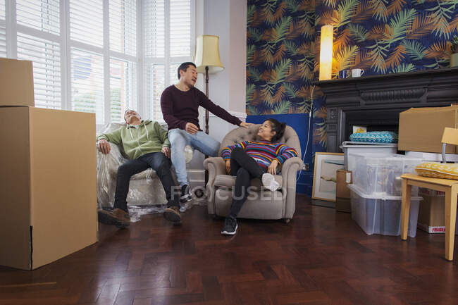Amici che si prendono una pausa dal trasloco, rilassarsi in soggiorno — Foto stock