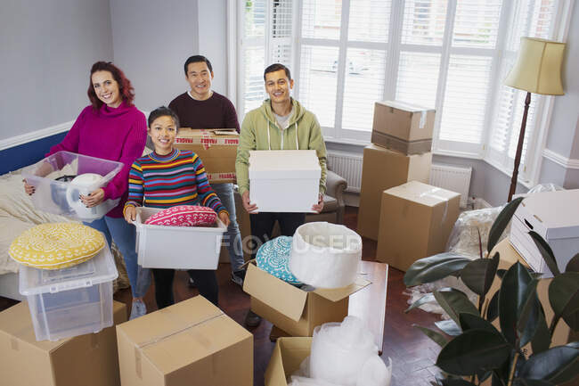 Retrato amigos mudando de casa, transportando caixas — Fotografia de Stock