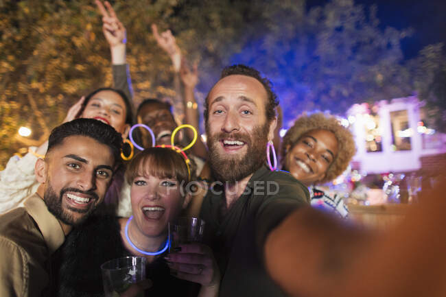 Punto de vista selfie amigos felices disfrutando de la fiesta - foto de stock