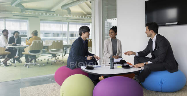 Reunión de empresarios en un espacio de trabajo creativo - foto de stock