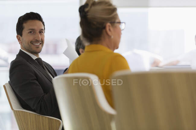 Ritratto uomo d'affari sorridente e sicuro di sé nella sala conferenze — Foto stock