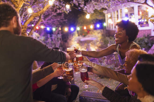 Щасливі друзі тости пивні окуляри на садовій вечірці — стокове фото
