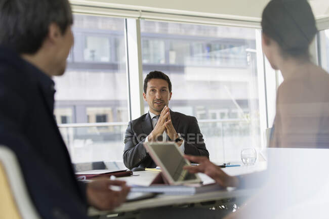Hombre de negocios hablando en la reunión de la sala de conferencias - foto de stock