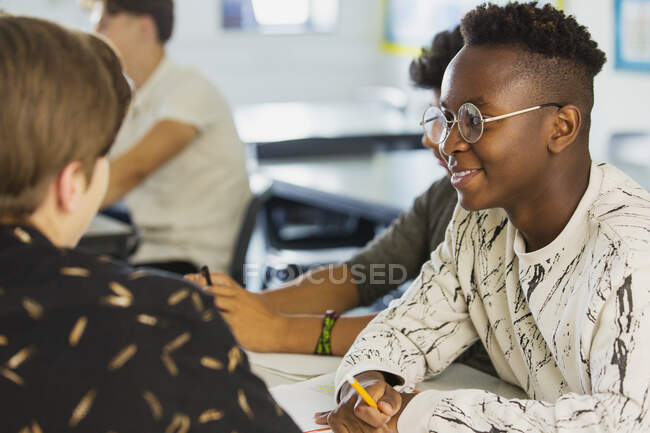 Estudantes do ensino médio falando em sala de aula — Fotografia de Stock