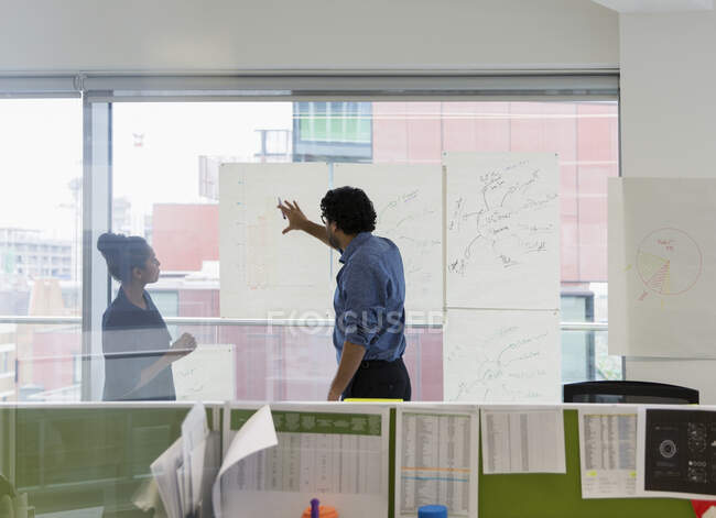 Бизнес-люди устроили мозговой штурм в офисе — стоковое фото
