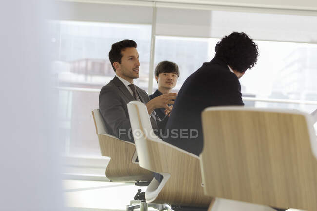 Hombre de negocios hablando en la reunión de la sala de conferencias - foto de stock