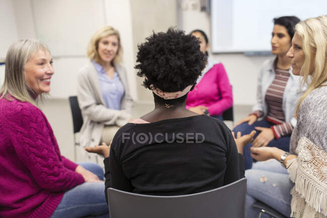 Жінки розмовляють у групі підтримки зустрічей — стокове фото