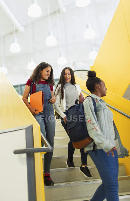 Молодші студенти вищої школи спускаються сходами — стокове фото