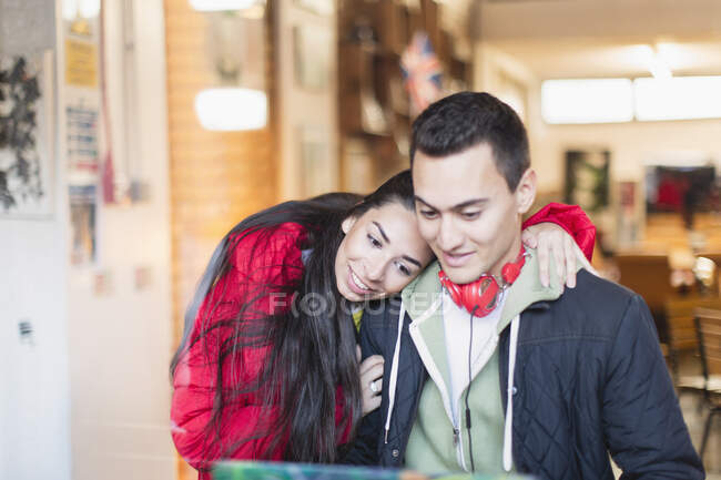 Junges Paar benutzt Laptop im Café — Stockfoto