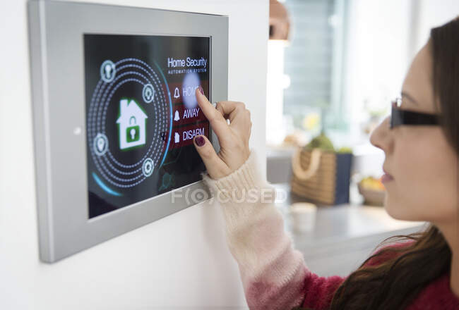 Femme réglage écran tactile système d'alarme à la maison — Photo de stock