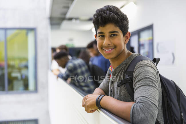 Retrato confiante júnior estudante menino — Fotografia de Stock