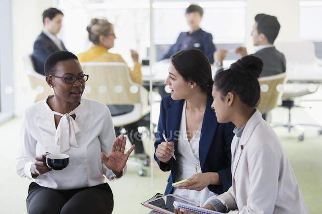 Businesswomen talking in meeting — Stock Photo
