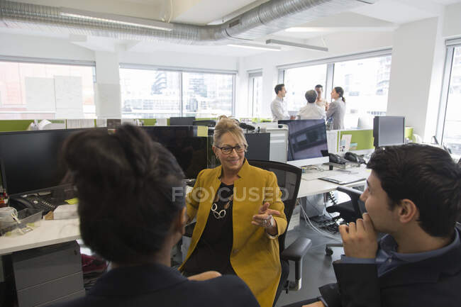 Uomini d'affari che parlano, riunione nell'ufficio open space — Foto stock
