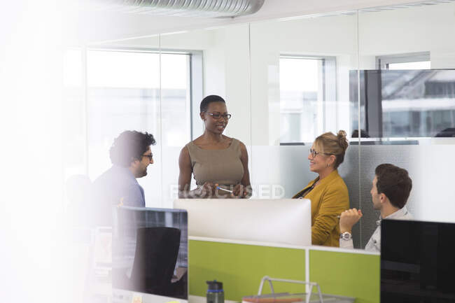 Negócios falando, reunindo-se no escritório — Fotografia de Stock