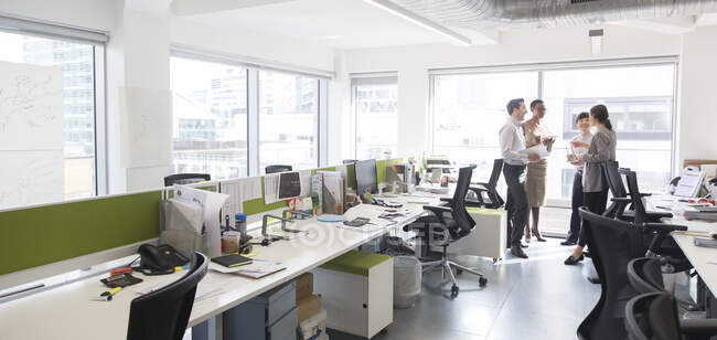 Pessoas de negócios conversando, reunião em plano aberto escritório — Fotografia de Stock
