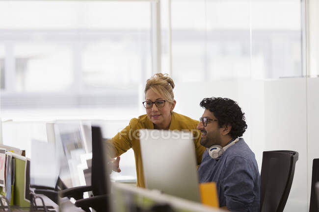 Встреча деловых людей за компьютером в офисе — стоковое фото