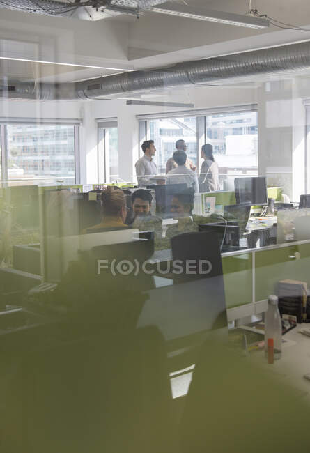 Gente de negocios trabajando en oficinas de planta abierta - foto de stock