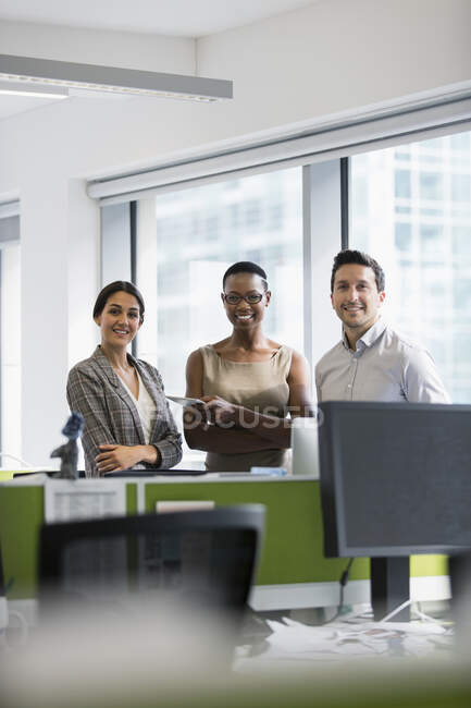 Retrato confiante empresários no escritório — Fotografia de Stock