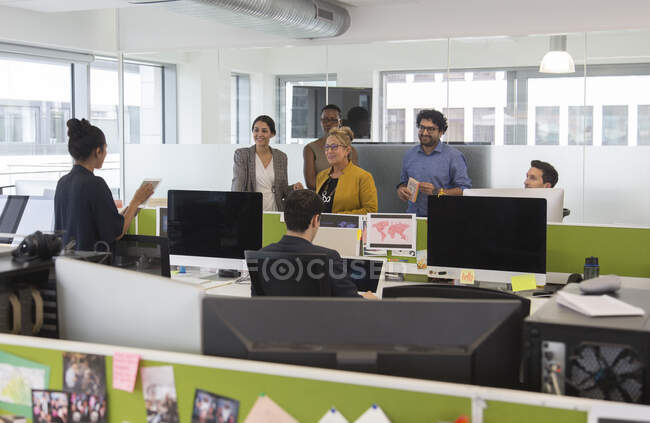 Geschäftsleute treffen sich im Großraumbüro — Stockfoto