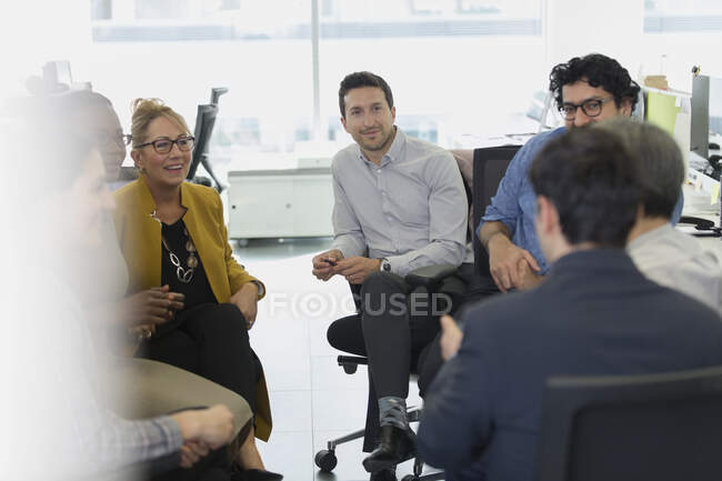 Reunión de empresarios en un círculo en la oficina - foto de stock