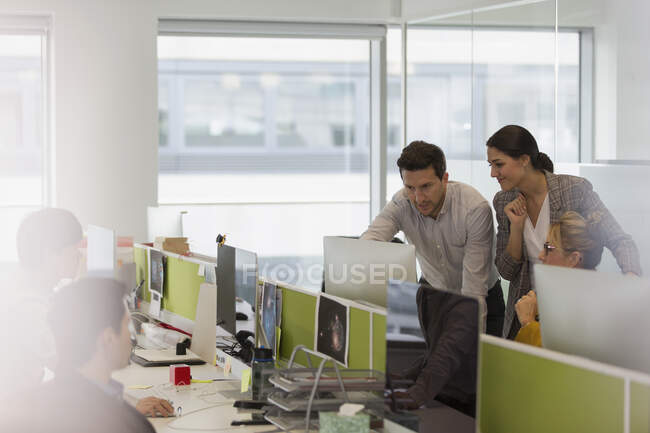 Деловые люди разговаривают, встречаются за компьютером в офисе — стоковое фото