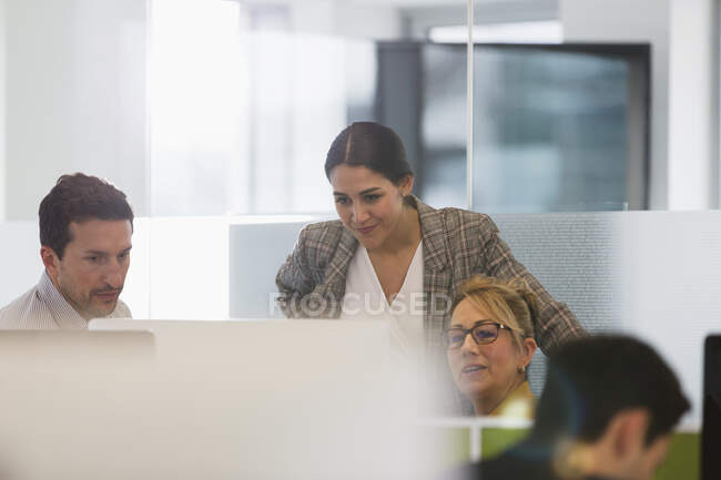 Ділові люди зустрічаються за комп'ютером в офісі — стокове фото