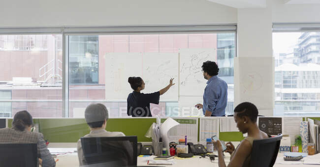 Brainstorming von Geschäftsleuten im Großraumbüro — Stockfoto
