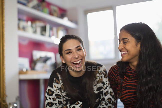 Retrato rindo adolescente menina amigos — Fotografia de Stock
