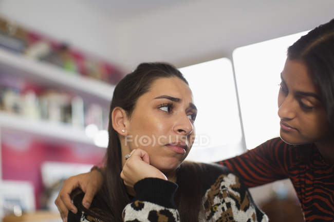 Teenage girl comforting upset friend — Stock Photo