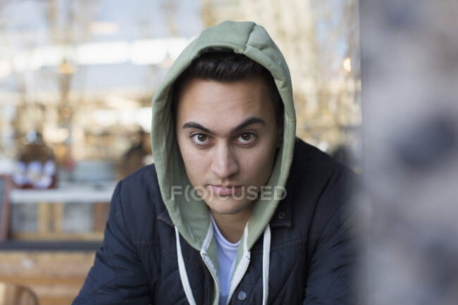 Portrait jeune homme confiant en capuche — Photo de stock