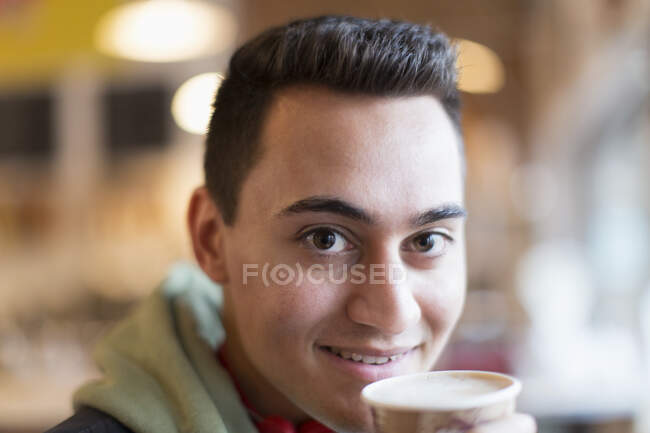 Primer plano retrato confiado joven bebiendo café - foto de stock