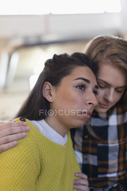Jovem mulher consoladora chorando amigo — Fotografia de Stock