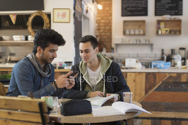 Jovens universitários do sexo masculino que estudam no café — Fotografia de Stock