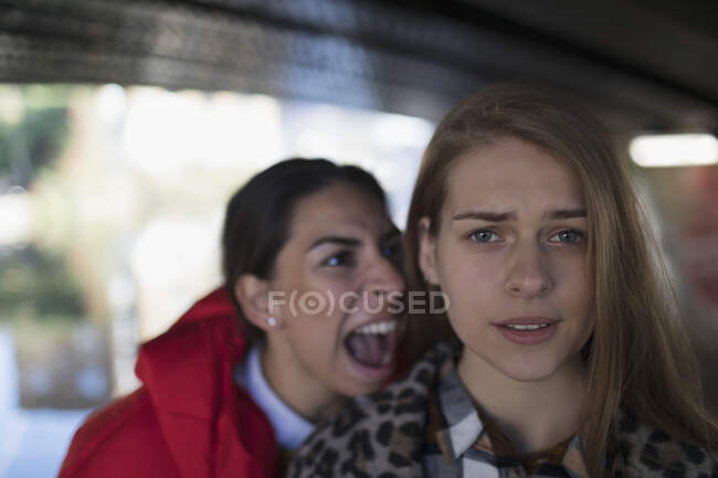 Злая молодая женщина кричит на друга — стоковое фото