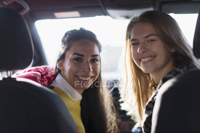 Retrato feliz jóvenes mujeres dentro de coche - foto de stock