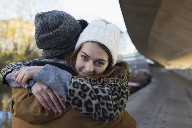 Portrait jeune femme heureuse embrassant petit ami — Photo de stock