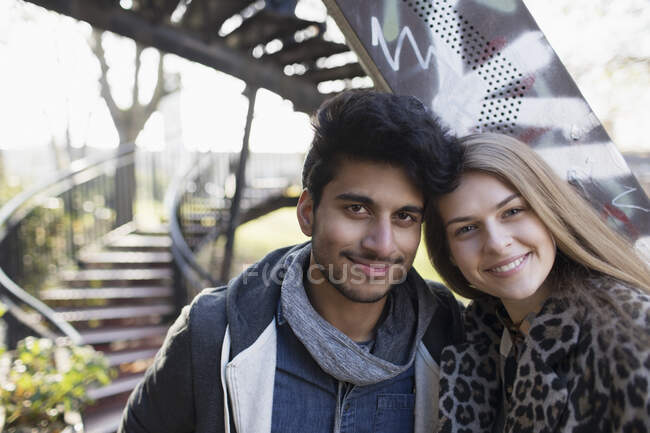 Portrait confiant jeune couple — Photo de stock