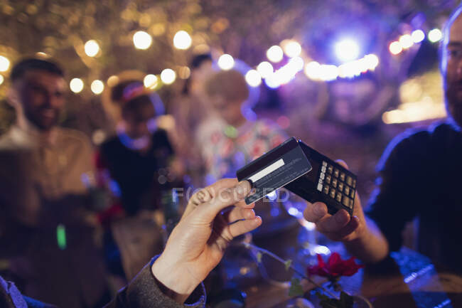 Man paying with smart cart — Stock Photo
