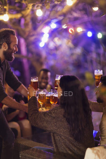 Amigos bebiendo cerveza en la fiesta del jardín - foto de stock