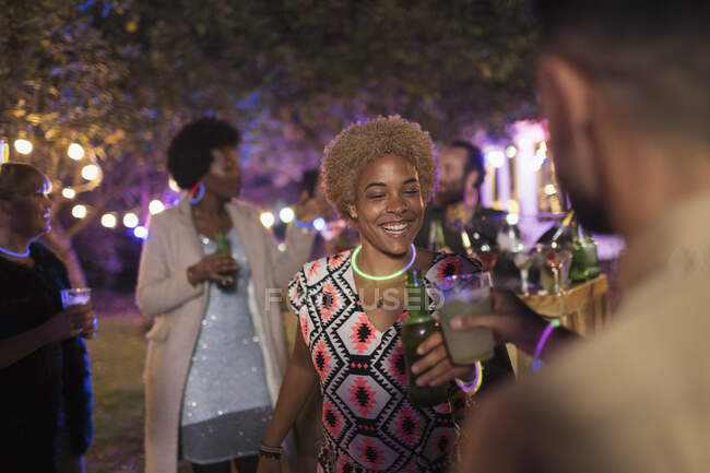 Счастливые друзья пьют коктейли и пиво на вечеринке в саду — стоковое фото