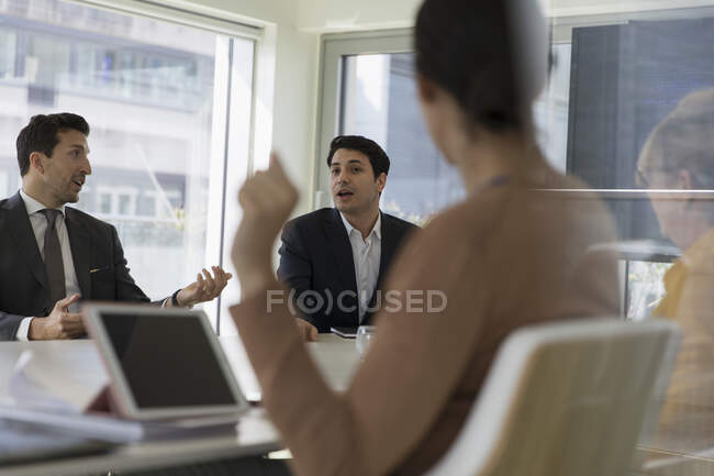 Des hommes d'affaires parlent en salle de conférence — Photo de stock