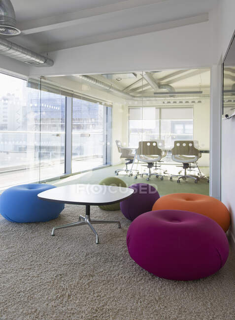 Almofadas multicoloridas no espaço de escritório criativo — Fotografia de Stock