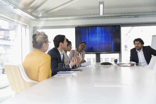Uomini d'affari che parlano in sala conferenze — Foto stock