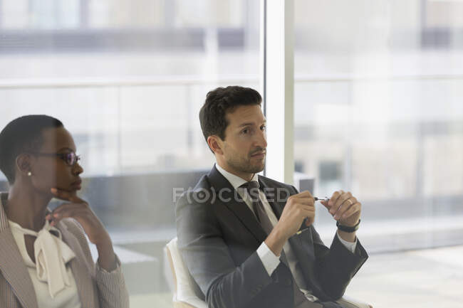 Pessoas de negócios ouvindo em reunião de sala de conferência — Fotografia de Stock