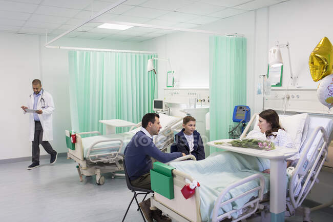 Family visiting patient in hospital ward — Stock Photo