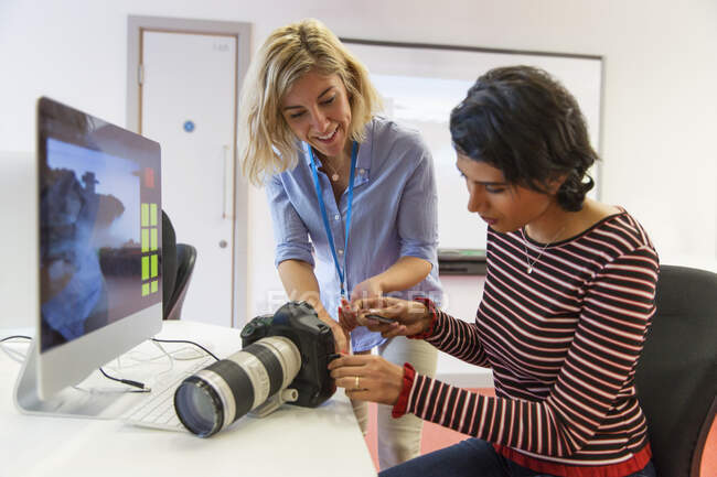 Mulher fotógrafa estudante de ensino como usar câmera SLR — Fotografia de Stock