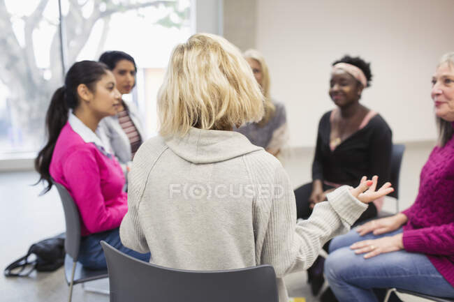 Grupo de apoio às mulheres falando em círculo — Fotografia de Stock